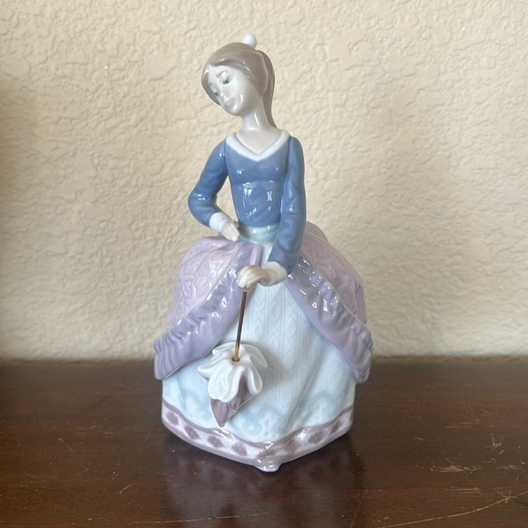 Lladro Other - Lladro #5212 Dama Sombrilla Plantada Evita